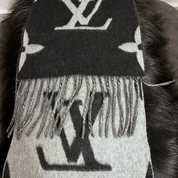 LOUIS VUITTON Reykjavik Fur Scarf - Picture 3 of 8